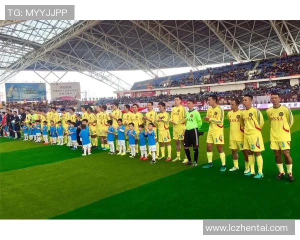 当代足球明星与女星同框合照展现魅力与风采的精彩瞬间